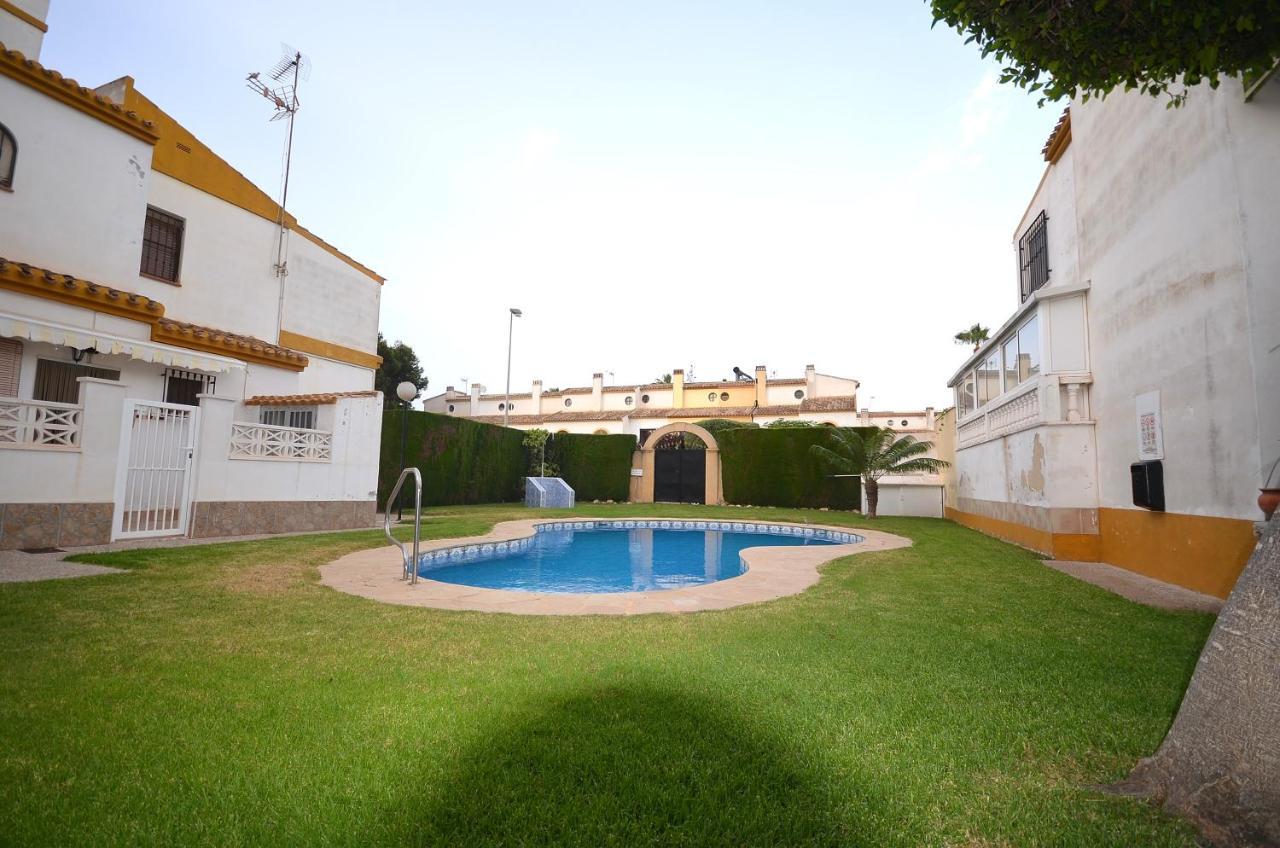 Agradable Adosado Con Piscina, Duchas Hidromasaje Villa Torrevieja Exteriör bild