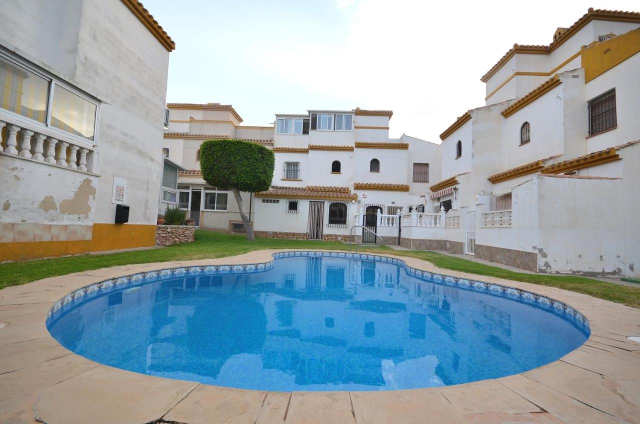 Agradable Adosado Con Piscina, Duchas Hidromasaje Villa Torrevieja Exteriör bild